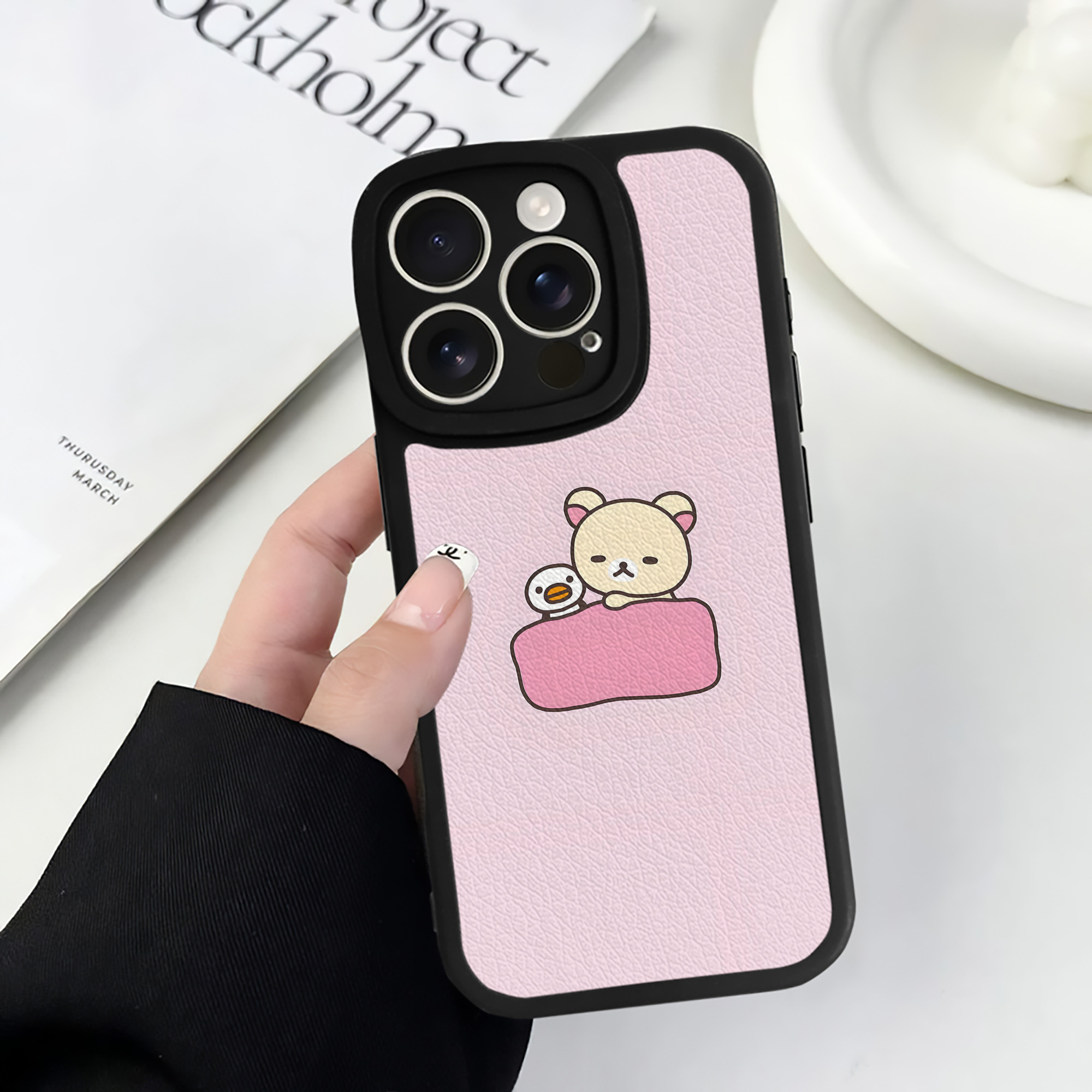 （画像用） リラックマ リラックマ キイロイトリ Rilakkuma Korilakkuma Kiiroitori 【iPhone 16シリーズ対応】シリコンスマホケース（レザー調） 材質：シリコン